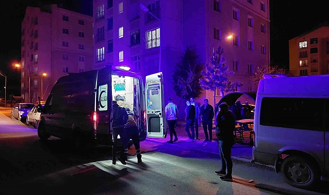 Beşinci kattaki evinin penceresinden düşen genç kadın ağır yaralandı