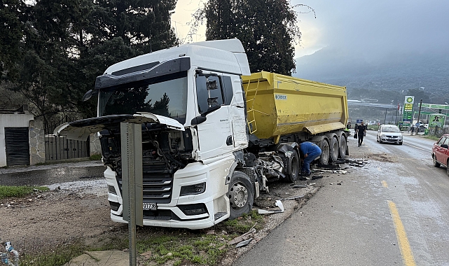Bodrum'da 2 hafriyat kamyonu çarpıştı; 1 şoför ağır yaralı