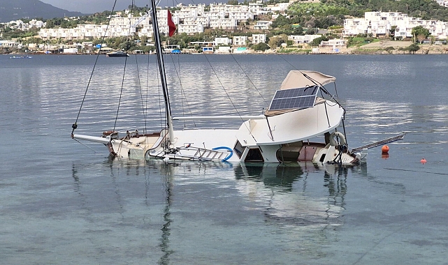 Bodrum'da kuvvetli rüzgarda sürüklenen ahşap tekne su alıp, battı