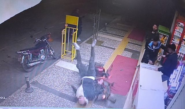 Böyle Kavga Görülmedi: Kaldırımdaki Grubun Arasına Motosikletle Daldı