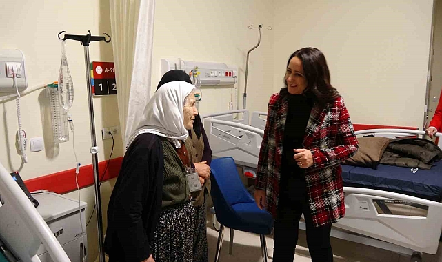 Burdur Valisi Bilgihan'dan hastanede yatan hastalara yılbaşı ziyareti