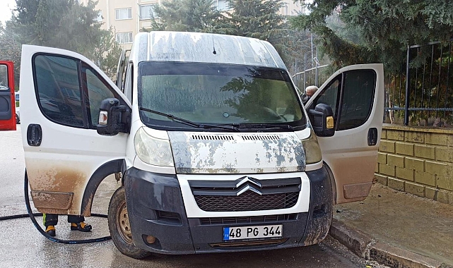 Burdur'da araç içerisine düşen sigara izmariti yangına neden oldu