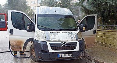 Burdur'da araç içerisine düşen sigara izmariti yangına neden oldu