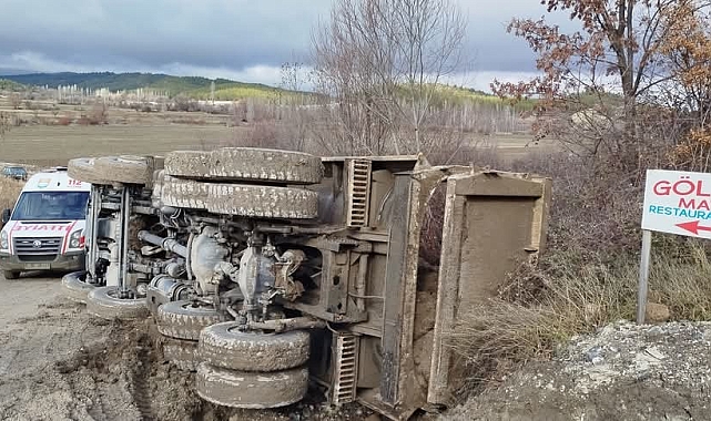 Burdur'da devrilen hafriyat kamyonundan burnu kanamadan çıktı
