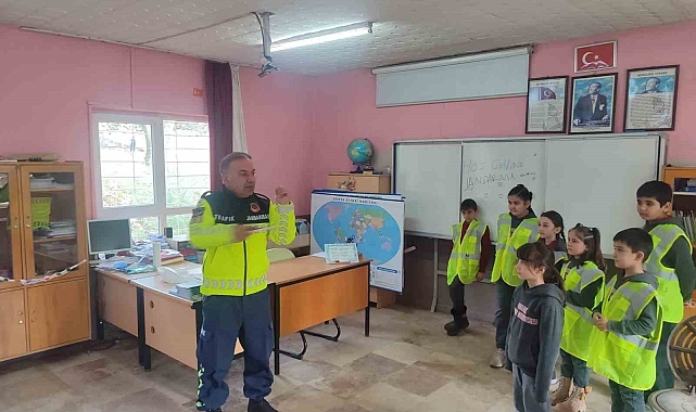 Burdur'da jandarma ekiplerine miniklerden sevgi notları: "Tekrar gelin, sizi çok seviyoruz"