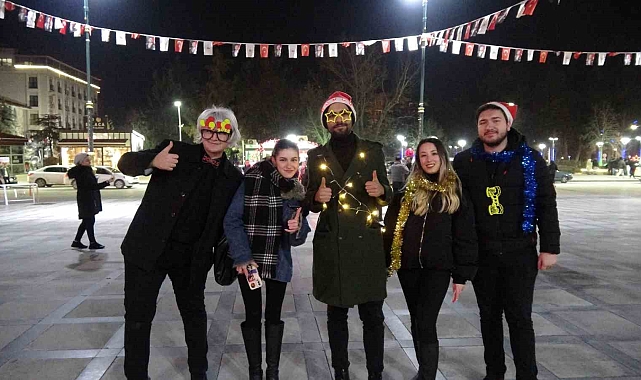Burdur'da yılbaşı Cumhuriyet Meydanı'nda coşku ile kutlandı