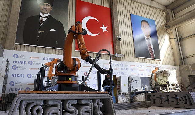 Büyükşehir Belediyesi 3D yazıcı ile beton kent mobilyası üretiyor