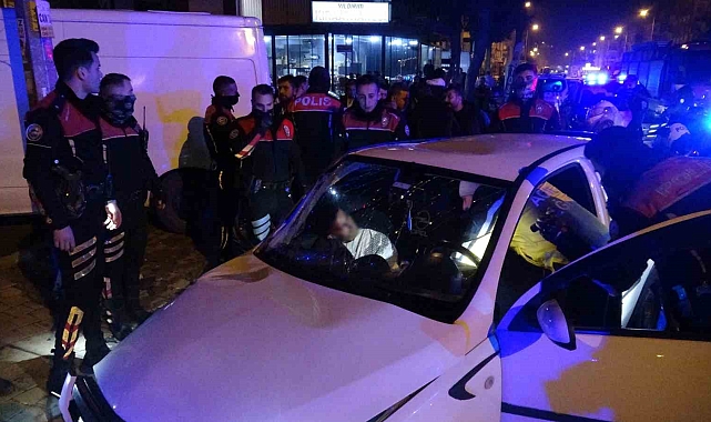 Çuval dolusu tabancayla polisten kaçtı, kaza yapınca yakalandı