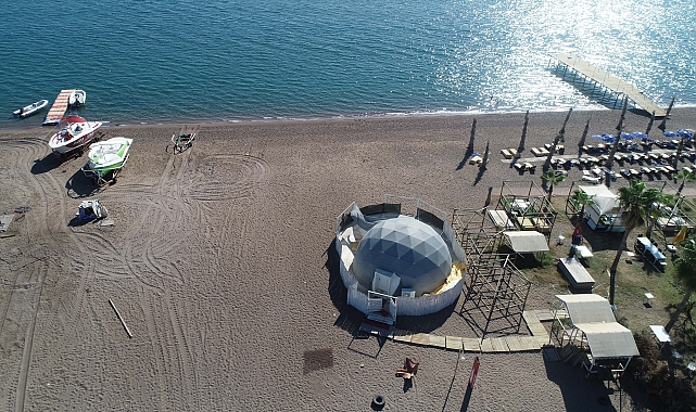 'Denize bir adım' sloganıyla kiralanan sahildeki kaçak yapı kaldırıldı