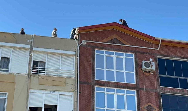 Dişlerini yaptıramadığı için çatıya çıktı, polisten söz alınca ikna olup polise sarıldı