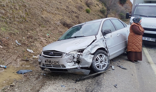 Eğirdir'de 2 otomobil ile bir kamyonet çarpıştı: 2 yaralı
