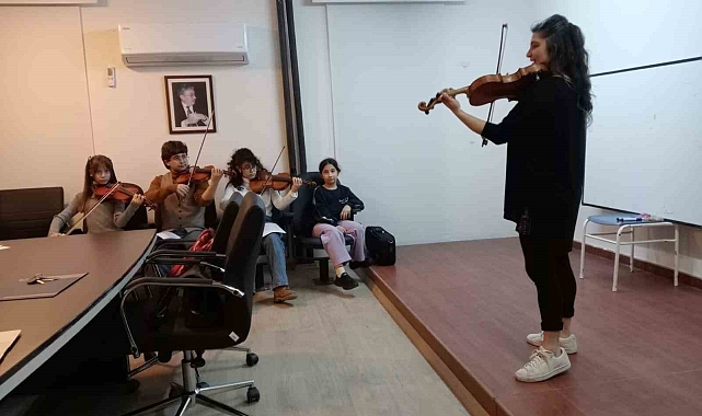 Eğitimini borçlu olduğu okulda yıllar sonra ders verdi