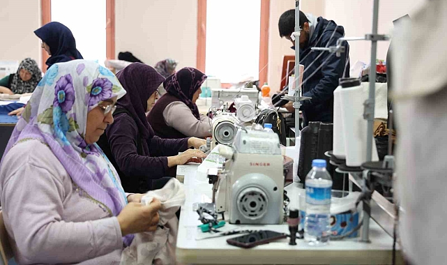 Elmalı ATASEM dikiş atölyesinde kadınlar üreterek kazanıyor