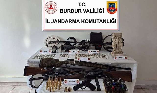 Evinde tarihi eser, tüfek ve tabancayla yakalandı