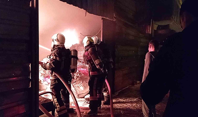 Evlerin arasındaki depo yangını korkuttu