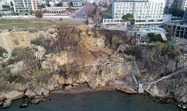 Falezlerden denize inilen kaçak asansör kaldırıldı
