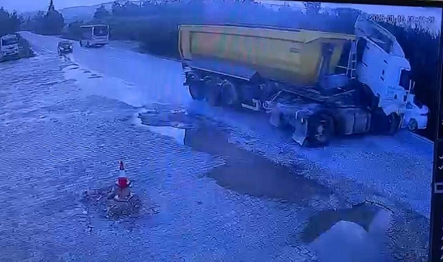 Hafriyat kamyonu, iki otomobile çarptı; 1 ölü