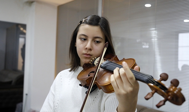 İnternetten izlediği keman videosundan heveslendi, virtüözlük yolunda ilerliyor