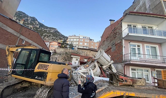 Isparta'da Üç Katlı Bina Çöktü