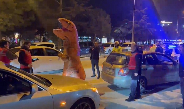 Isparta'da GBT'ye takılan dinozor kostümlü genç, polis ekiplerini hem şaşırttı hem gülümsetti