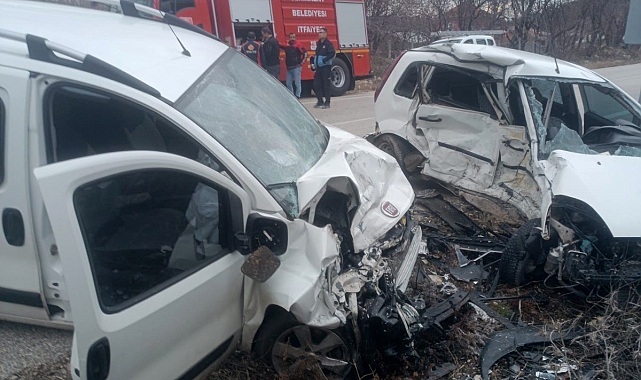 Isparta'da hafif ticari araçla çarpışan otomobilin sürücüsü hayatını kaybetti