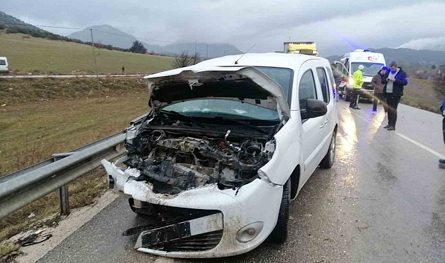 Isparta'da midibüs ile sivil polis aracı çarpıştı: 2 polis yaralı