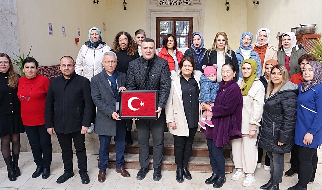 Kadınlar, 750 yıllık derslikte keçeden Türk bayrağı üretiyor
