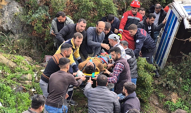Kamyonet Uçuruma Yuvarlandı: 3 Yaralı