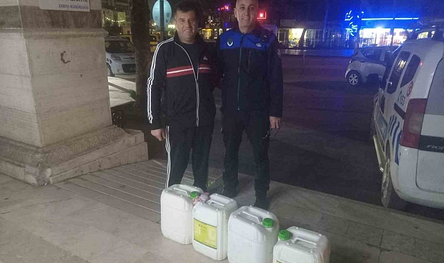 Kamyonetten düşen sıvı gübre bidonları sahibine teslim edildi