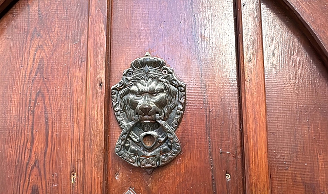 Kapı tokmaklarının yerini ziller aldı