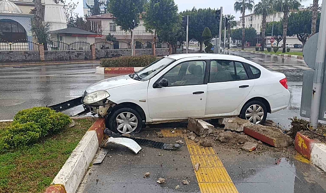 Kavşakta 2 otomobil çarpıştı: 3 yaralı