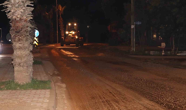 Kepez Belediyesi'nde yol bakım onarımı için gece mesaisi