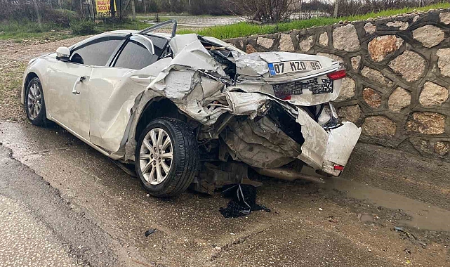 Kontrolden çıkan otomobil park halindeki araca çarptı: 2 yaralı