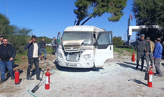 Manavgat'ta otel servis minibüsü yandı