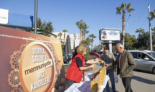 Mersin Büyükşehir Belediyesi 15 bin kandil simidi dağıttı