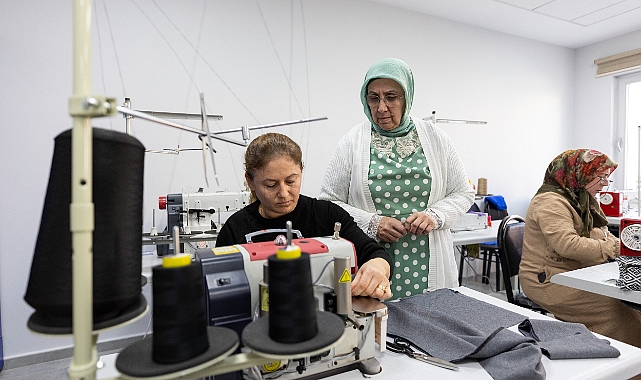 Mersin'de Dikiş Kursuna Katılan Kadınlar Hem Sosyalleşiyor, Hem Üretiyor