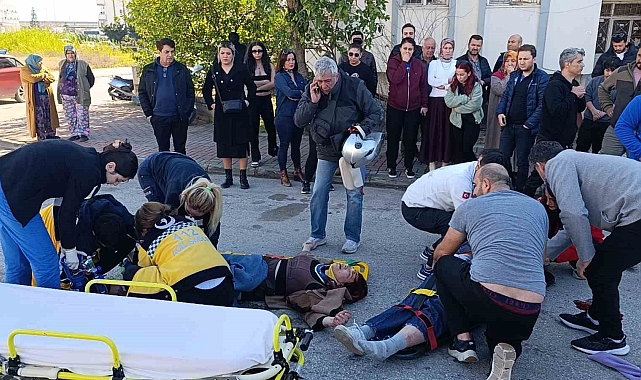 Motosiklet ile otomobil çarpıştı, 2 genç kız ağır yaralandı