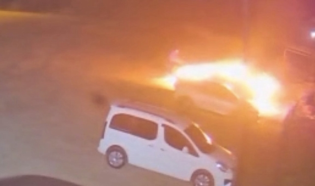 Motosikletli aracı böyle yaktı, o anlar güvenlik kamerasına yansıdı