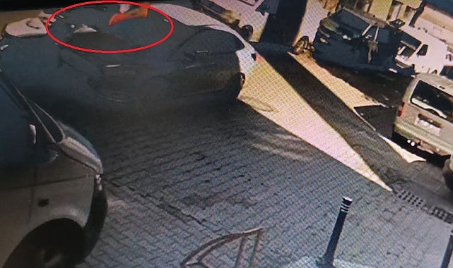 Motosikletliyi otomobilin üzerinden uçuran kaza kamerada