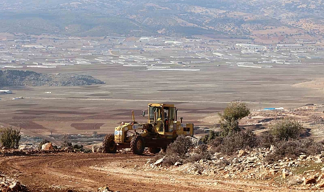 Müren yayla yolunda dev kayalar parçalanarak yol genişletiliyor