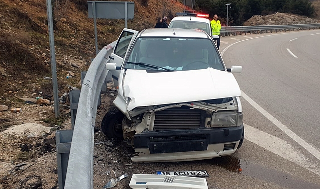 Otomobil bariyere çarptı, anne ile 3 çocuğu kazayı yara almadan atlattı