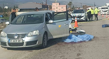 Otomobilin yola savurduğu motosikletli kamyonetin çarpması sonucu hayatını kaybetti
