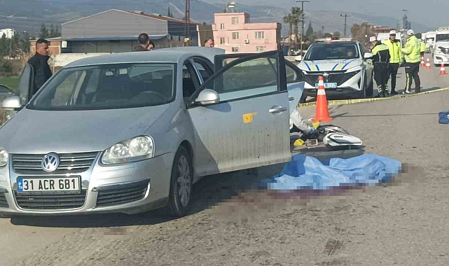 Otomobilin yola savurduğu motosikletli kamyonetin çarpması sonucu hayatını kaybetti