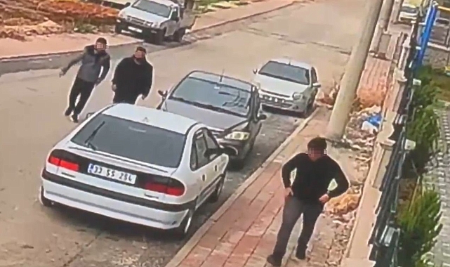Otomobille gelip elektrikli bisiklet çaldılar: O anlar kamerada