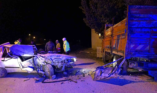 Park halindeki kamyona çarpıp hurdaya dönen otomobilde yaralanan sürücüyü itfaiye kurtardı