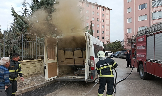 Park halindeki minibüs yandı