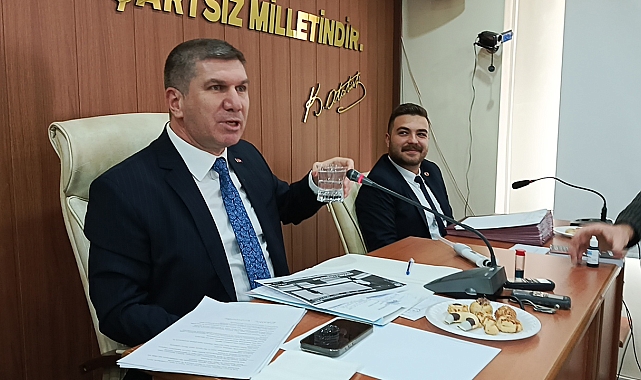 Sertliğinin düştüğünü göstermek için mecliste çeşme suyu içti