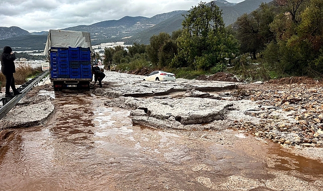 Şiddetli Yağmur ve Dolu Sele Neden Oldu, Yol Ulaşıma Kapandı