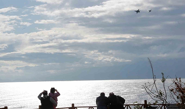 SoloTürk'ten Antalya semalarında deniz üstü eğitim uçuşu