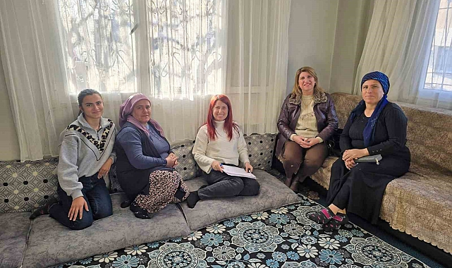 Tarsus Belediyesi, kadınların taleplerini evlerinde dinliyor